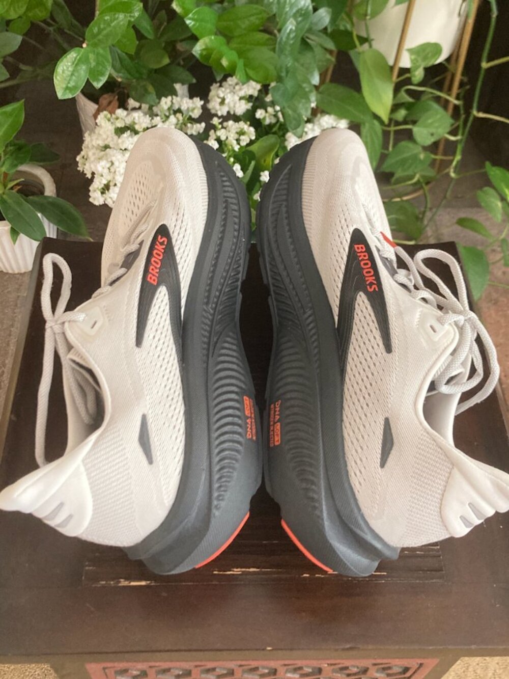 Men's Brooks Ghost 18 / Size 10 2E (WIDE) / Color - Coconut Pearl Tigerlily (#2) - Picture 9 of 11